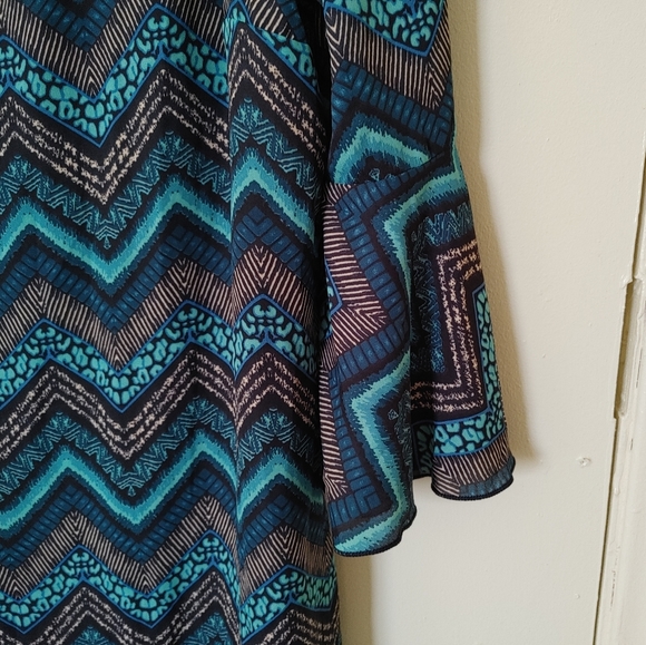 Celeste knee-length dress with blue/teal/black pattern and flowy sleeves - Picture 3 of 4